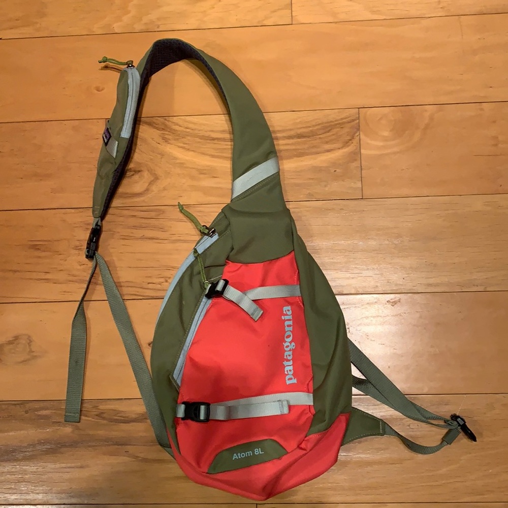 Patagonia Atom 8L Sling Backpack, Olive Green/Pink